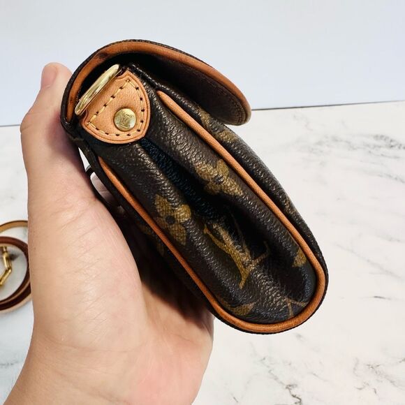 Louis Vuitton Friendly Pochette - Picture 6 of 13